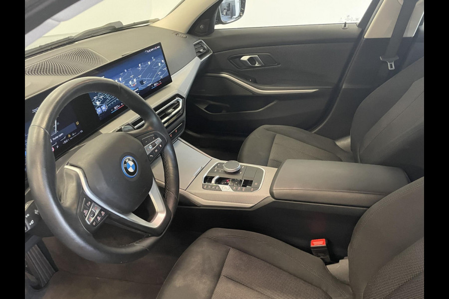 BMW 3 Serie Touring 320e Climate control Adaptive cruise control Parkeersensoren Navigatie LED Apple Carplay/ Android Auto