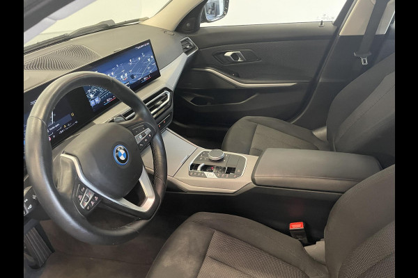BMW 3 Serie Touring 320e Climate control Adaptive cruise control Parkeersensoren Navigatie LED Apple Carplay/ Android Auto