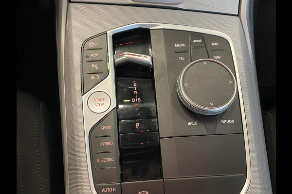 BMW 3 Serie Touring 320e Climate control Adaptive cruise control Parkeersensoren Navigatie LED Apple Carplay/ Android Auto