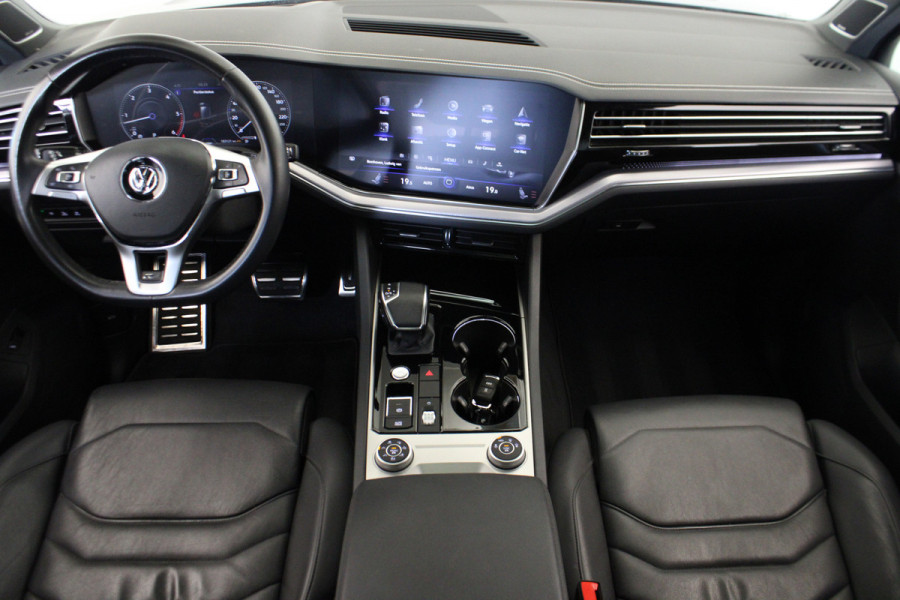 Volkswagen Touareg 3.0 TDI R-Line |Pano|Trekhaak|Achterbank verw.|