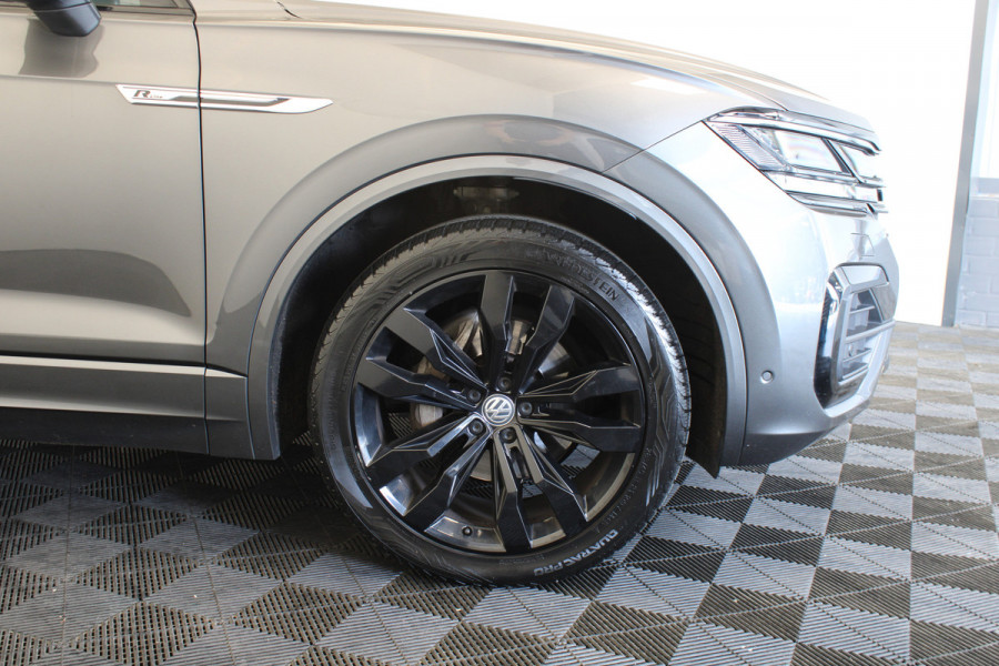 Volkswagen Touareg 3.0 TDI R-Line |Pano|Trekhaak|Achterbank verw.|