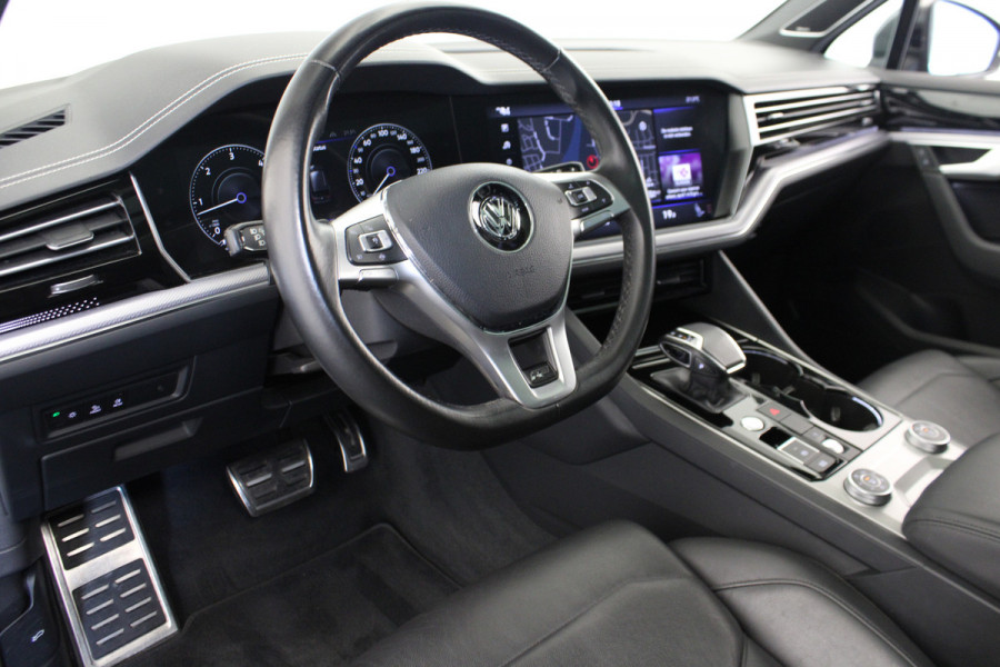 Volkswagen Touareg 3.0 TDI R-Line |Pano|Trekhaak|Achterbank verw.|