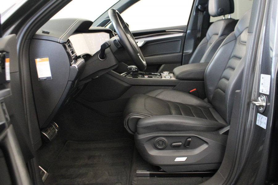 Volkswagen Touareg 3.0 TDI R-Line |Pano|Trekhaak|Achterbank verw.|