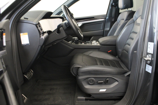 Volkswagen Touareg 3.0 TDI R-Line |Pano|Trekhaak|Achterbank verw.|