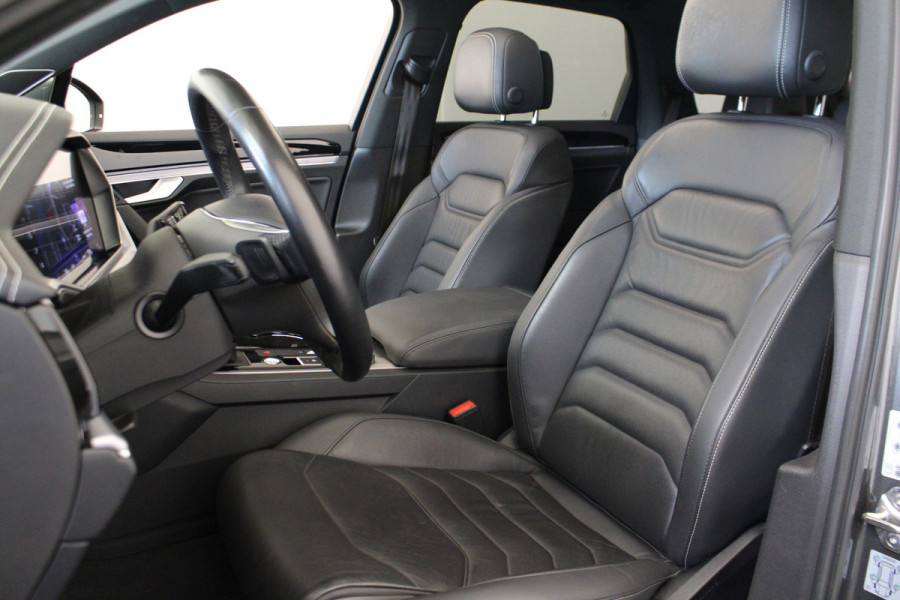 Volkswagen Touareg 3.0 TDI R-Line |Pano|Trekhaak|Achterbank verw.|