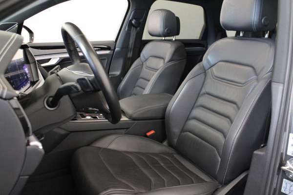 Volkswagen Touareg 3.0 TDI R-Line |Pano|Trekhaak|Achterbank verw.|