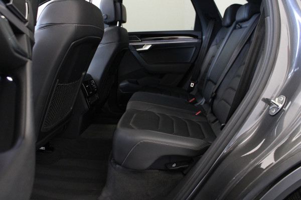 Volkswagen Touareg 3.0 TDI R-Line |Pano|Trekhaak|Achterbank verw.|