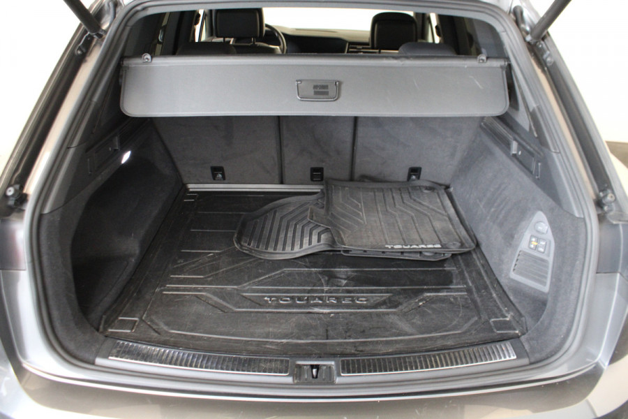 Volkswagen Touareg 3.0 TDI R-Line |Pano|Trekhaak|Achterbank verw.|