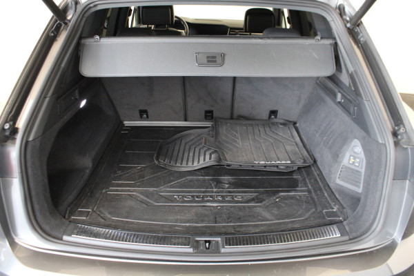 Volkswagen Touareg 3.0 TDI R-Line |Pano|Trekhaak|Achterbank verw.|