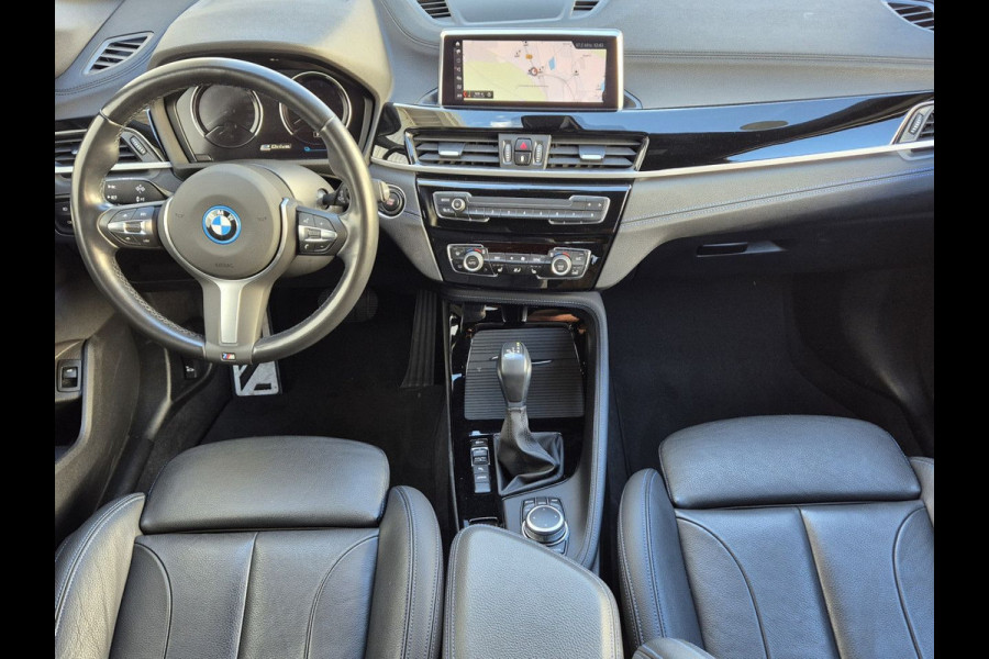 BMW X1 xDrive25e M-SPORT ** LED, NAVI+, LEDER, DRIVING ASS. +, 19-inch LMV, PRIVACY GLAS ** 1e EIG - UNFALLFREI ** ! 2DE PINKSTERDAG GEOPEND VAN 10:00 UUR T/M 17:00 UUR