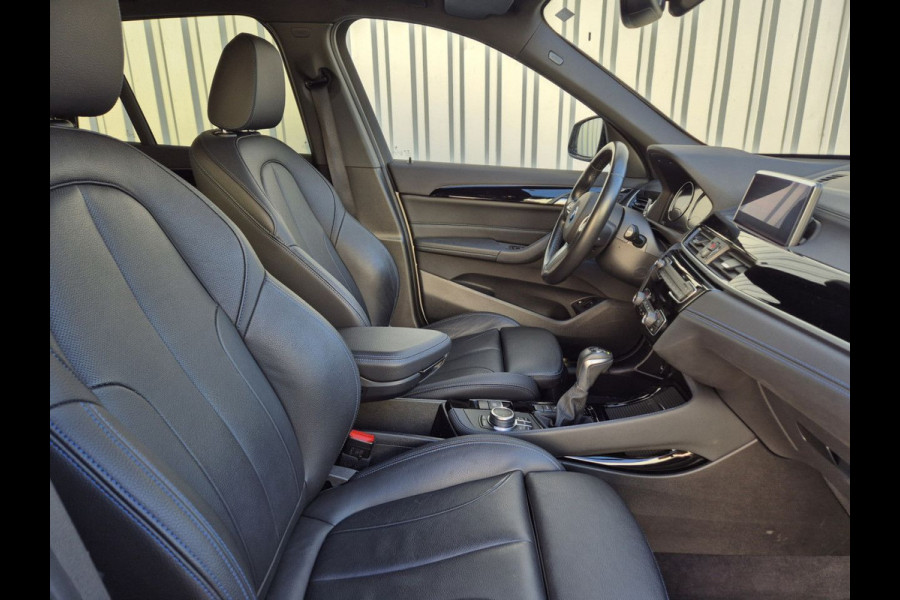 BMW X1 xDrive25e M-SPORT ** LED, NAVI+, LEDER, DRIVING ASS. +, 19-inch LMV, PRIVACY GLAS ** 1e EIG - UNFALLFREI ** ! 2DE PINKSTERDAG GEOPEND VAN 10:00 UUR T/M 17:00 UUR