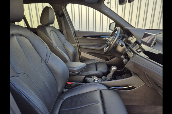 BMW X1 xDrive25e M-SPORT ** LED, NAVI+, LEDER, DRIVING ASS. +, 19-inch LMV, PRIVACY GLAS ** 1e EIG - UNFALLFREI ** ! 2DE PINKSTERDAG GEOPEND VAN 10:00 UUR T/M 17:00 UUR