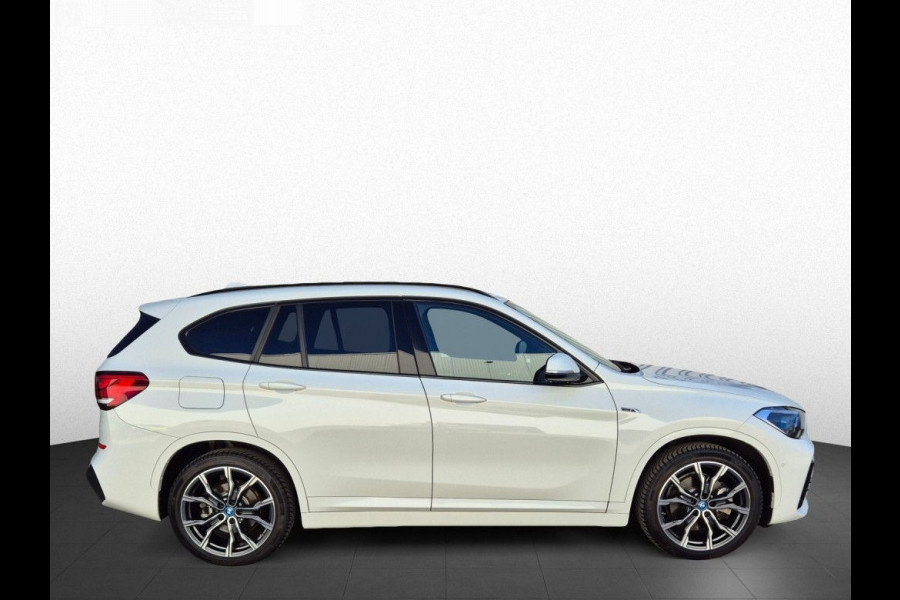 BMW X1 xDrive25e M-SPORT ** LED, NAVI+, LEDER, DRIVING ASS. +, 19-inch LMV, PRIVACY GLAS ** 1e EIG - UNFALLFREI ** ! 2DE PINKSTERDAG GEOPEND VAN 10:00 UUR T/M 17:00 UUR