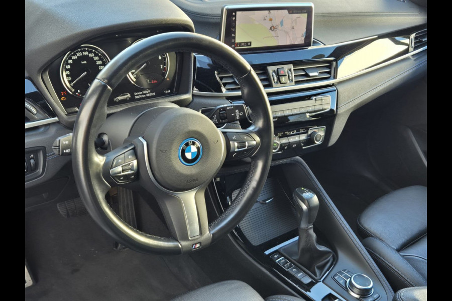 BMW X1 xDrive25e M-SPORT ** LED, NAVI+, LEDER, DRIVING ASS. +, 19-inch LMV, PRIVACY GLAS ** 1e EIG - UNFALLFREI ** ! 2DE PINKSTERDAG GEOPEND VAN 10:00 UUR T/M 17:00 UUR