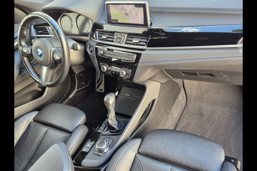 BMW X1 xDrive25e M-SPORT ** LED, NAVI+, LEDER, DRIVING ASS. +, 19-inch LMV, PRIVACY GLAS ** 1e EIG - UNFALLFREI ** ! 2DE PINKSTERDAG GEOPEND VAN 10:00 UUR T/M 17:00 UUR