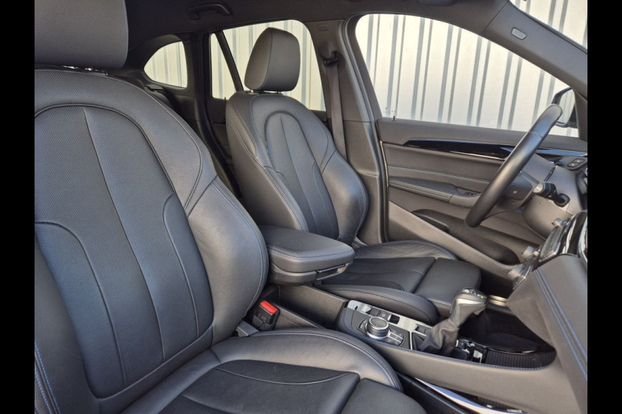 BMW X1 xDrive25e M-SPORT ** LED, NAVI+, LEDER, DRIVING ASS. +, 19-inch LMV, PRIVACY GLAS ** 1e EIG - UNFALLFREI ** ! 2DE PINKSTERDAG GEOPEND VAN 10:00 UUR T/M 17:00 UUR