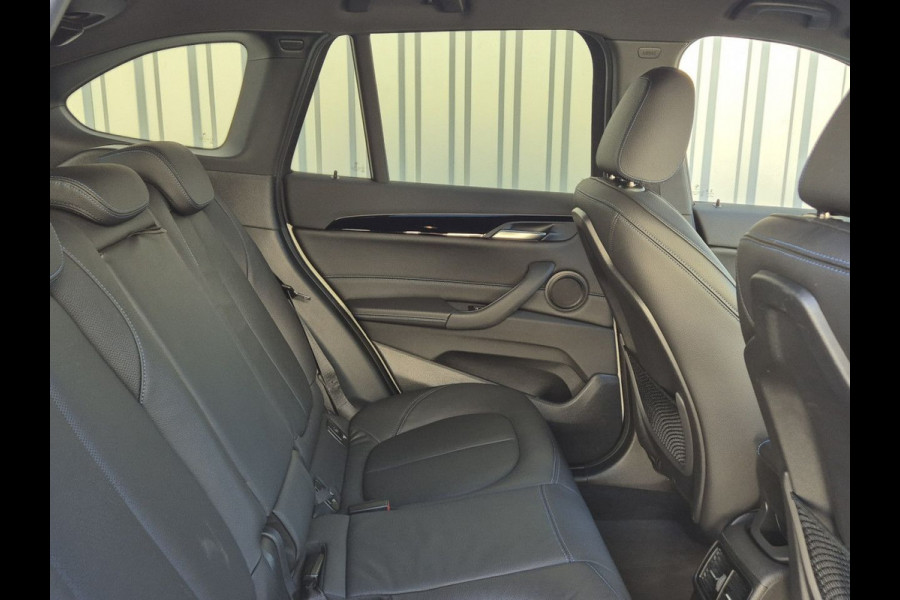 BMW X1 xDrive25e M-SPORT ** LED, NAVI+, LEDER, DRIVING ASS. +, 19-inch LMV, PRIVACY GLAS ** 1e EIG - UNFALLFREI ** ! 2DE PINKSTERDAG GEOPEND VAN 10:00 UUR T/M 17:00 UUR