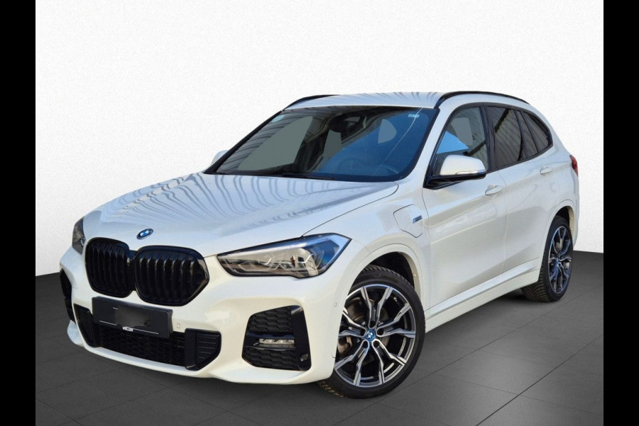 BMW X1 xDrive25e M-SPORT ** LED, NAVI+, LEDER, DRIVING ASS. +, 19-inch LMV, PRIVACY GLAS ** 1e EIG - UNFALLFREI ** ! 2DE PINKSTERDAG GEOPEND VAN 10:00 UUR T/M 17:00 UUR