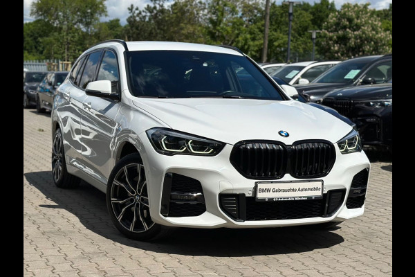 BMW X1 xDrive25e M-SPORT ** LED, NAVI+, MOKKA LEDER, DR. ASS. +, TREKH, HuD, 19-inch LMV, ** 1e EIG - UNFALLFREI ** ** INFORMEER OOK NAAR ONZE AANTREKKELIJKE FINANCIAL-LEASE TARIEVEN **