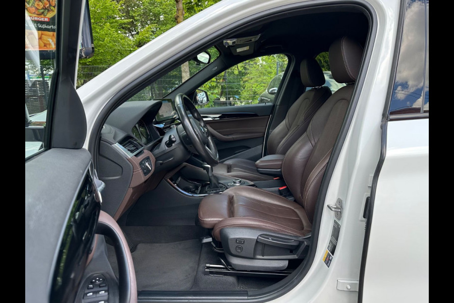 BMW X1 xDrive25e M-SPORT ** LED, NAVI+, MOKKA LEDER, DR. ASS. +, TREKH, HuD, 19-inch LMV, ** 1e EIG - UNFALLFREI ** ! 2DE PINKSTERDAG GEOPEND VAN 10:00 UUR T/M 17:00 UUR
