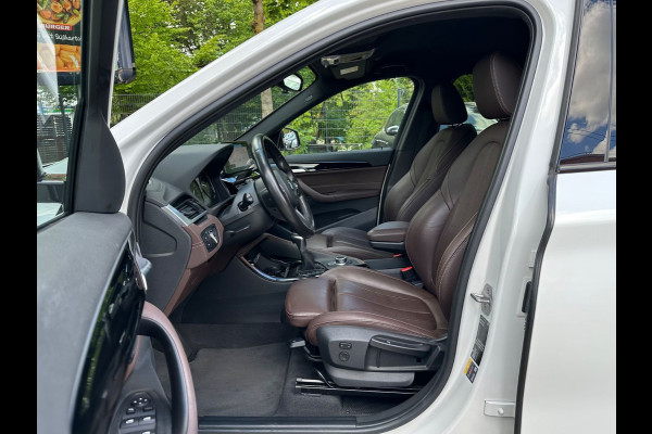 BMW X1 xDrive25e M-SPORT ** LED, NAVI+, MOKKA LEDER, DR. ASS. +, TREKH, HuD, 19-inch LMV, ** 1e EIG - UNFALLFREI ** ! 2DE PINKSTERDAG GEOPEND VAN 10:00 UUR T/M 17:00 UUR