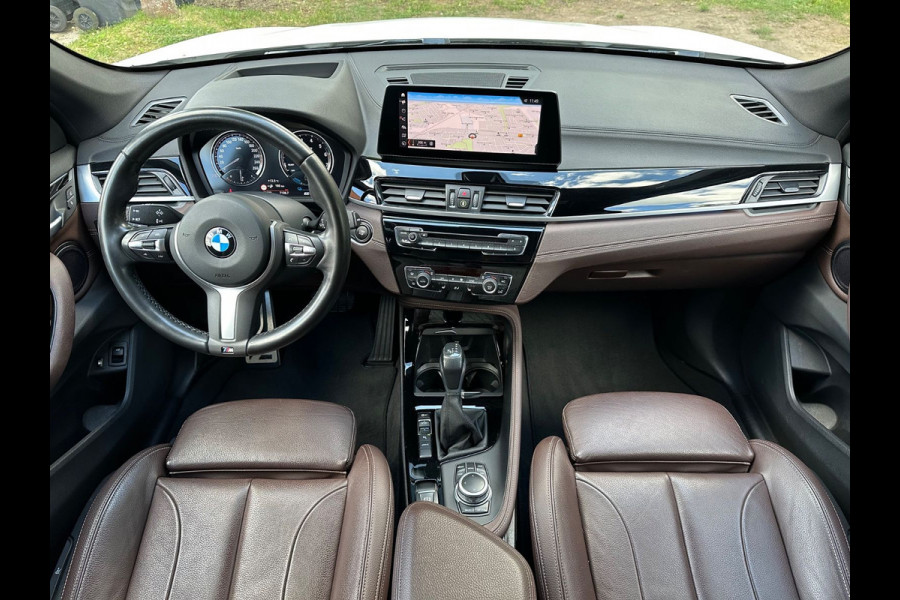 BMW X1 xDrive25e M-SPORT ** LED, NAVI+, MOKKA LEDER, DR. ASS. +, TREKH, HuD, 19-inch LMV, ** 1e EIG - UNFALLFREI ** ! 2DE PINKSTERDAG GEOPEND VAN 10:00 UUR T/M 17:00 UUR