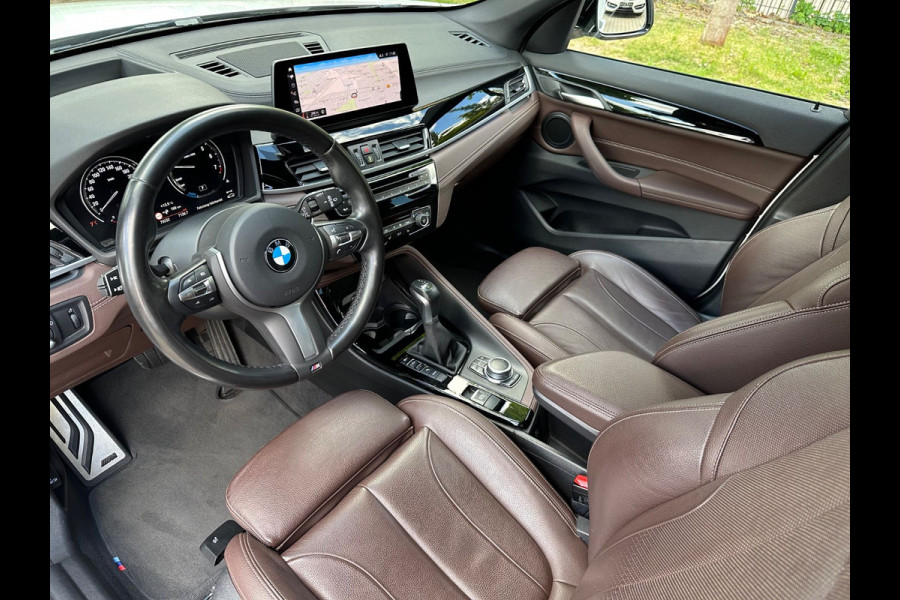 BMW X1 xDrive25e M-SPORT ** LED, NAVI+, MOKKA LEDER, DR. ASS. +, TREKH, HuD, 19-inch LMV, ** 1e EIG - UNFALLFREI ** ! 2DE PINKSTERDAG GEOPEND VAN 10:00 UUR T/M 17:00 UUR