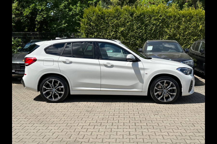 BMW X1 xDrive25e M-SPORT ** LED, NAVI+, MOKKA LEDER, DR. ASS. +, TREKH, HuD, 19-inch LMV, ** 1e EIG - UNFALLFREI ** ! 2DE PINKSTERDAG GEOPEND VAN 10:00 UUR T/M 17:00 UUR