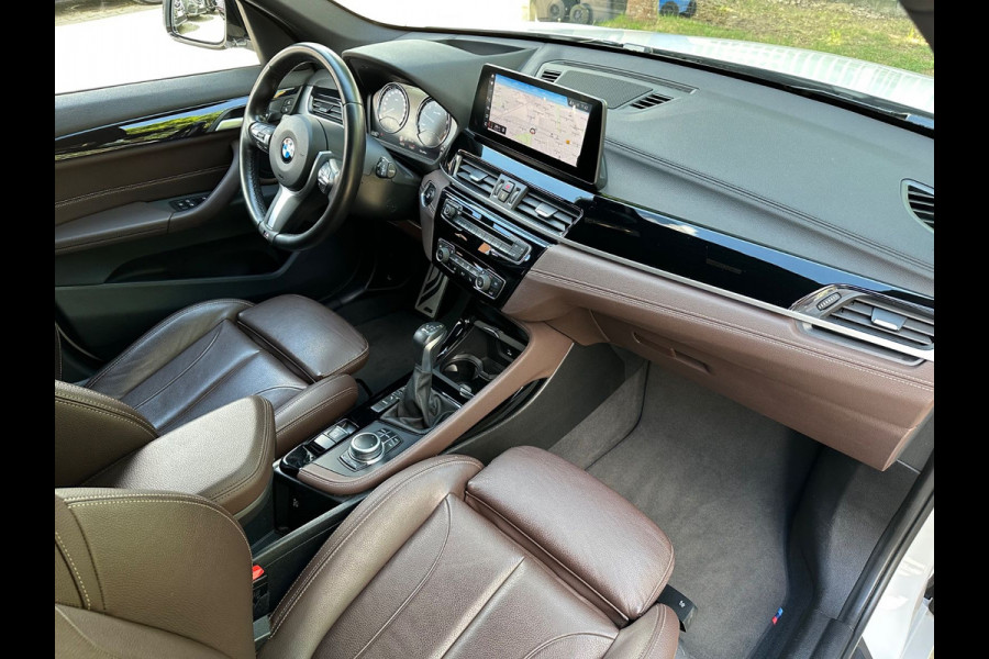 BMW X1 xDrive25e M-SPORT ** LED, NAVI+, MOKKA LEDER, DR. ASS. +, TREKH, HuD, 19-inch LMV, ** 1e EIG - UNFALLFREI ** ! 2DE PINKSTERDAG GEOPEND VAN 10:00 UUR T/M 17:00 UUR