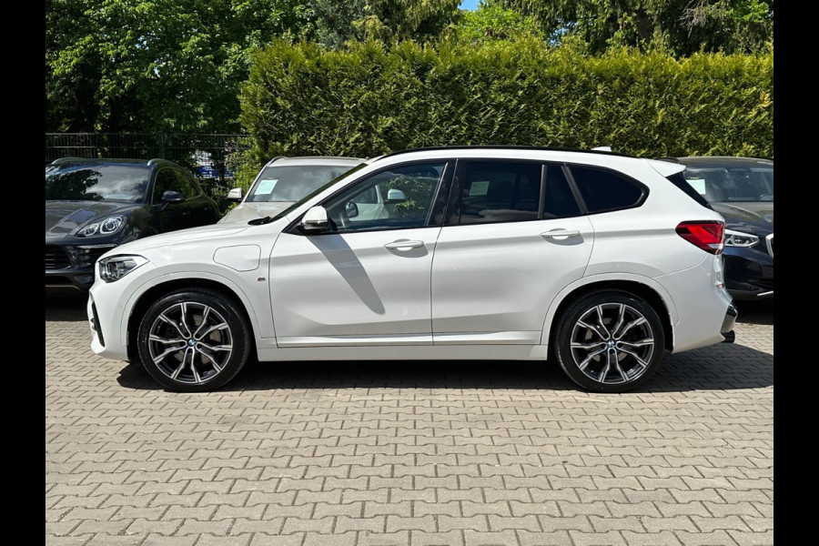 BMW X1 xDrive25e M-SPORT ** LED, NAVI+, MOKKA LEDER, DR. ASS. +, TREKH, HuD, 19-inch LMV, ** 1e EIG - UNFALLFREI ** ! 2DE PINKSTERDAG GEOPEND VAN 10:00 UUR T/M 17:00 UUR