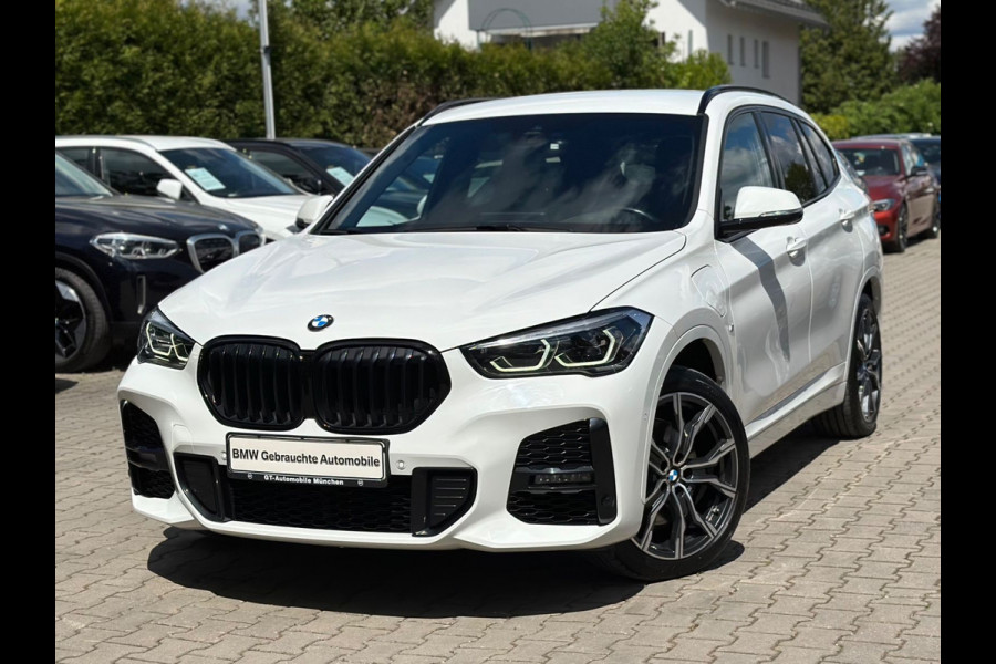BMW X1 xDrive25e M-SPORT ** LED, NAVI+, MOKKA LEDER, DR. ASS. +, TREKH, HuD, 19-inch LMV, ** 1e EIG - UNFALLFREI ** ! 2DE PINKSTERDAG GEOPEND VAN 10:00 UUR T/M 17:00 UUR