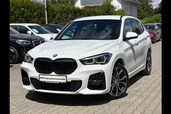 BMW X1 xDrive25e M-SPORT ** LED, NAVI+, MOKKA LEDER, DR. ASS. +, TREKH, HuD, 19-inch LMV, ** 1e EIG - UNFALLFREI ** ! 2DE PINKSTERDAG GEOPEND VAN 10:00 UUR T/M 17:00 UUR