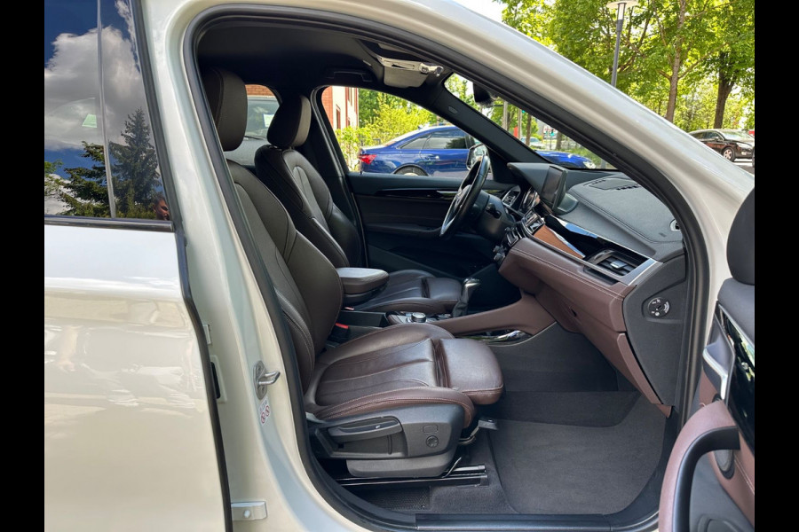 BMW X1 xDrive25e M-SPORT ** LED, NAVI+, MOKKA LEDER, DR. ASS. +, TREKH, HuD, 19-inch LMV, ** 1e EIG - UNFALLFREI ** ! 2DE PINKSTERDAG GEOPEND VAN 10:00 UUR T/M 17:00 UUR