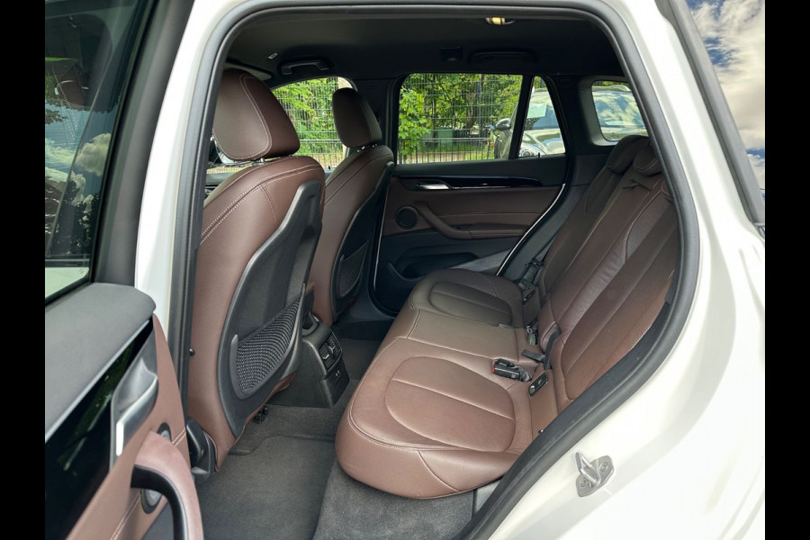 BMW X1 xDrive25e M-SPORT ** LED, NAVI+, MOKKA LEDER, DR. ASS. +, TREKH, HuD, 19-inch LMV, ** 1e EIG - UNFALLFREI ** ! 2DE PINKSTERDAG GEOPEND VAN 10:00 UUR T/M 17:00 UUR