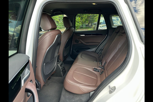 BMW X1 xDrive25e M-SPORT ** LED, NAVI+, MOKKA LEDER, DR. ASS. +, TREKH, HuD, 19-inch LMV, ** 1e EIG - UNFALLFREI ** ! 2DE PINKSTERDAG GEOPEND VAN 10:00 UUR T/M 17:00 UUR