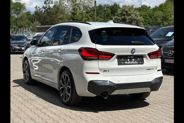 BMW X1 xDrive25e M-SPORT ** LED, NAVI+, MOKKA LEDER, DR. ASS. +, TREKH, HuD, 19-inch LMV, ** 1e EIG - UNFALLFREI ** ! 2DE PINKSTERDAG GEOPEND VAN 10:00 UUR T/M 17:00 UUR