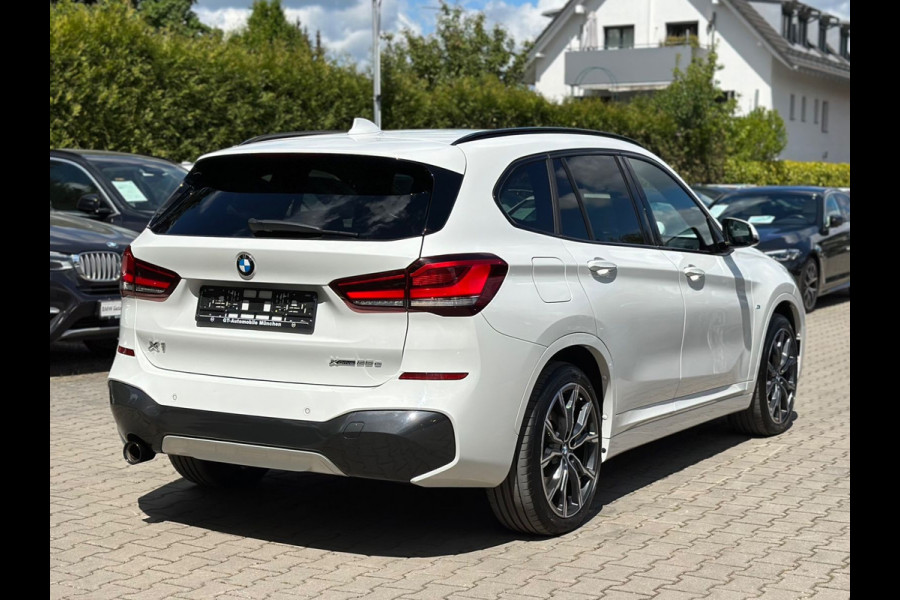 BMW X1 xDrive25e M-SPORT ** LED, NAVI+, MOKKA LEDER, DR. ASS. +, TREKH, HuD, 19-inch LMV, ** 1e EIG - UNFALLFREI ** ! 2DE PINKSTERDAG GEOPEND VAN 10:00 UUR T/M 17:00 UUR