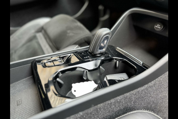Volvo XC40 1.5 T5 Twin Engine R-Design Automaat | Achteruitrijcamera | LED verlichting | Trekhaak uitklapbaar | Stoelverwarming | Climate c