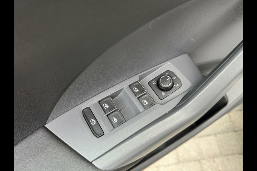 Volkswagen T-Cross 1.0 TSI R-line Automaat | LED | Trekhaak | Getint glas | Climate control | Cruise control adaptief | Lane assist | Dode hoek det