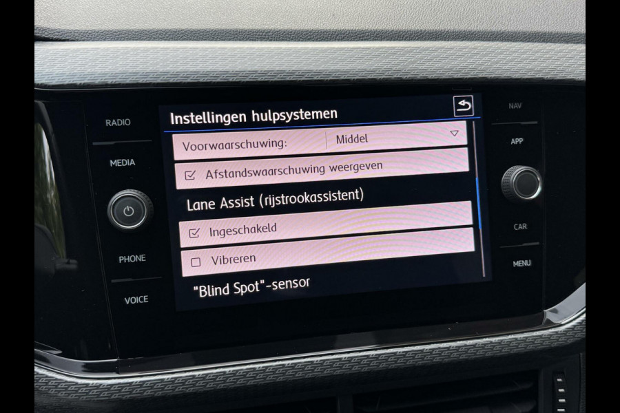 Volkswagen T-Cross 1.0 TSI R-line Automaat | LED | Trekhaak | Getint glas | Climate control | Cruise control adaptief | Lane assist | Dode hoek det