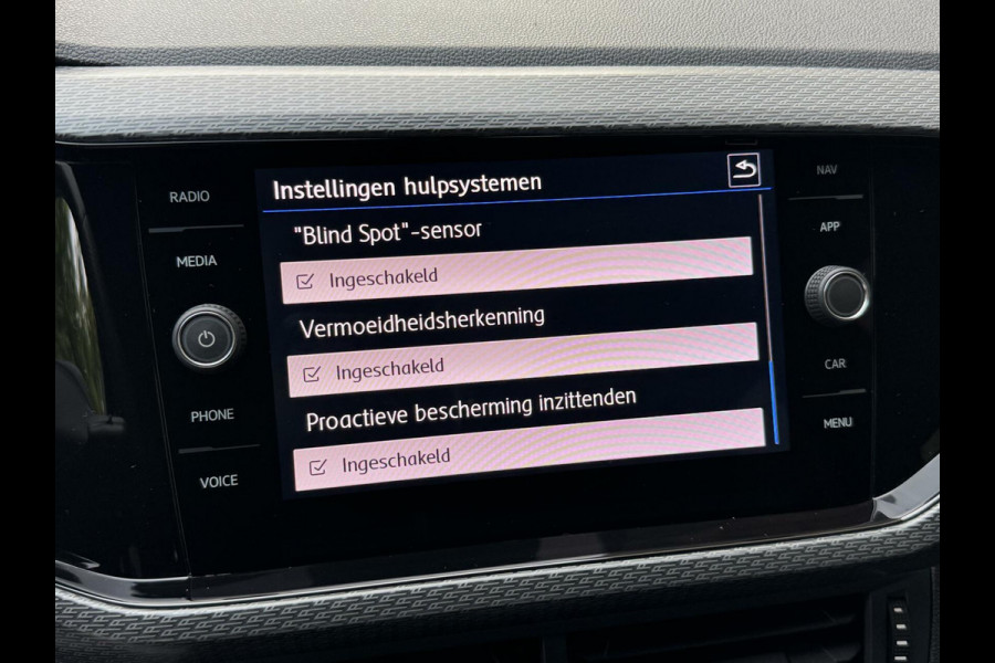 Volkswagen T-Cross 1.0 TSI R-line Automaat | LED | Trekhaak | Getint glas | Climate control | Cruise control adaptief | Lane assist | Dode hoek det