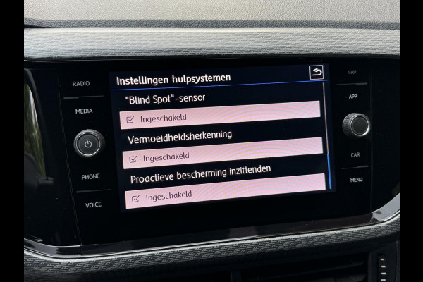 Volkswagen T-Cross 1.0 TSI R-line Automaat | LED | Trekhaak | Getint glas | Climate control | Cruise control adaptief | Lane assist | Dode hoek det
