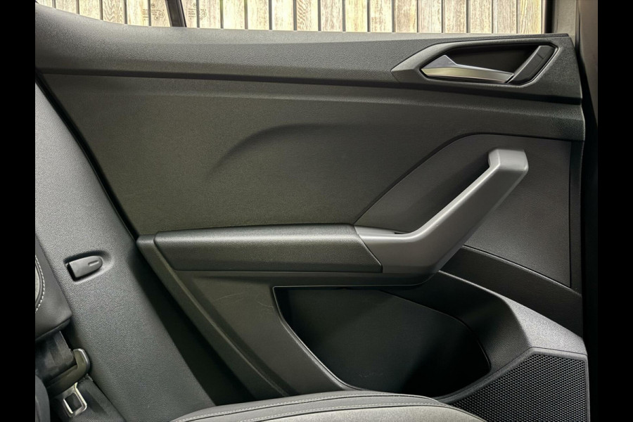 Volkswagen T-Cross 1.0 TSI R-line Automaat | LED | Trekhaak | Getint glas | Climate control | Cruise control adaptief | Lane assist | Dode hoek det