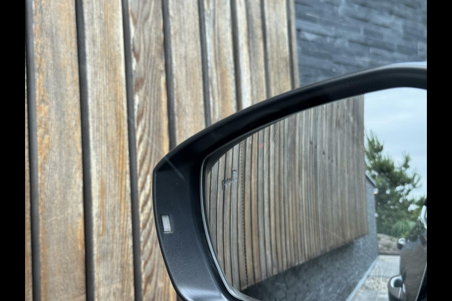 Volkswagen T-Cross 1.0 TSI R-line Automaat | LED | Trekhaak | Getint glas | Climate control | Cruise control adaptief | Lane assist | Dode hoek det