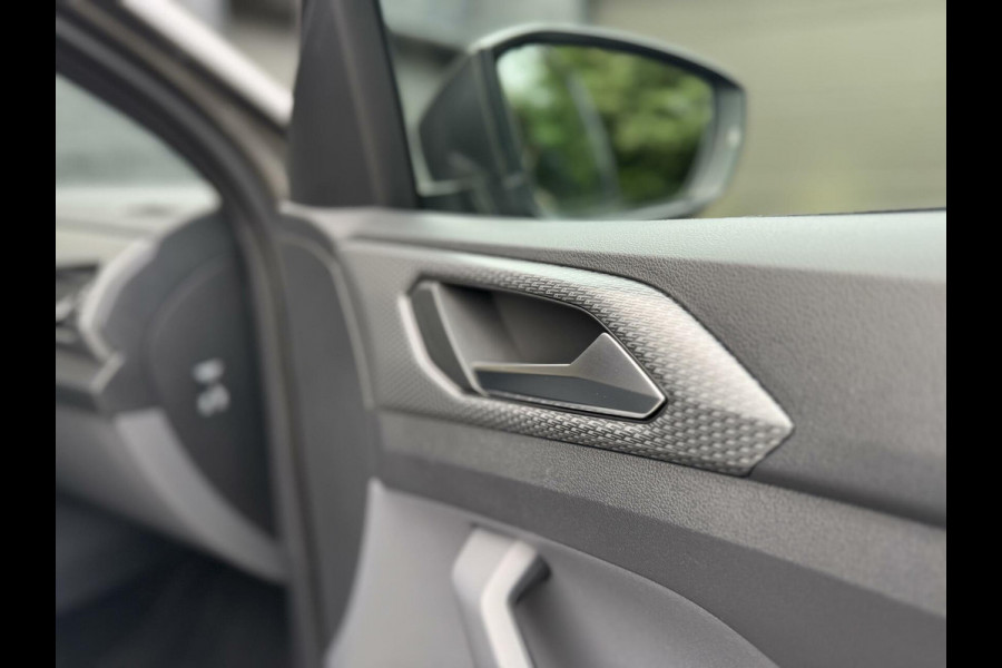 Volkswagen T-Cross 1.0 TSI R-line Automaat | LED | Trekhaak | Getint glas | Climate control | Cruise control adaptief | Lane assist | Dode hoek det