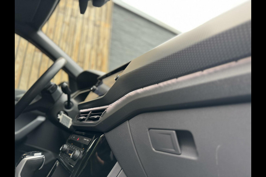 Volkswagen T-Cross 1.0 TSI R-line Automaat | LED | Trekhaak | Getint glas | Climate control | Cruise control adaptief | Lane assist | Dode hoek det
