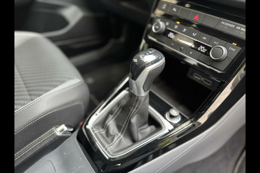 Volkswagen T-Cross 1.0 TSI R-line Automaat | LED | Trekhaak | Getint glas | Climate control | Cruise control adaptief | Lane assist | Dode hoek det