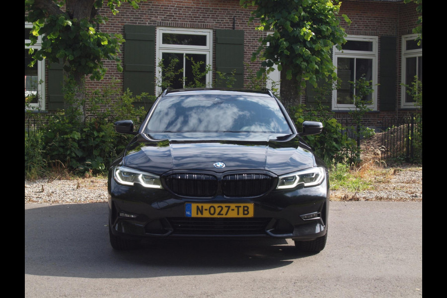 BMW 3 Serie Touring 320e Business Edition Plus | Apple Carplay | Laserlight | Parkeersensoren | Sfeerverlichting | Leer |