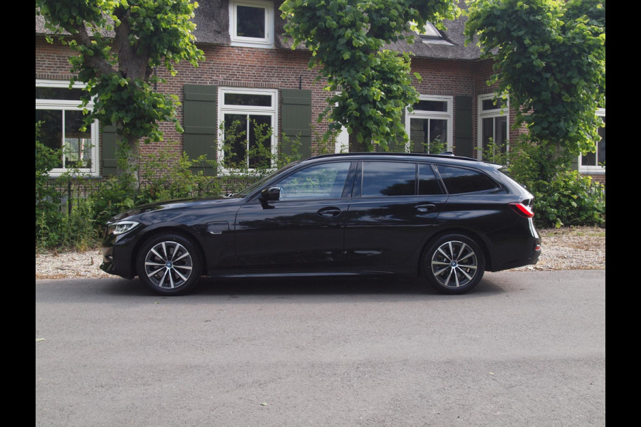 BMW 3 Serie Touring 320e Business Edition Plus | Apple Carplay | Laserlight | Parkeersensoren | Sfeerverlichting | Leer |