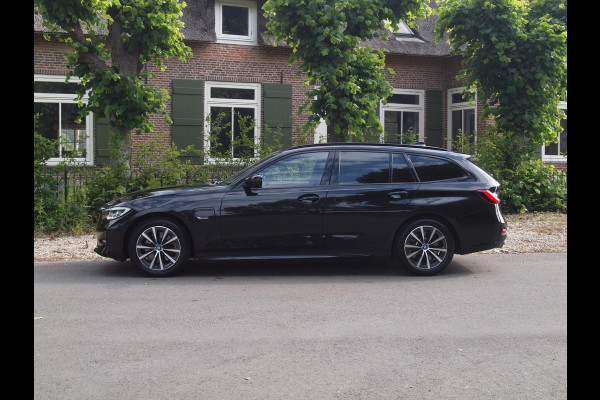BMW 3 Serie Touring 320e Business Edition Plus | Apple Carplay | Laserlight | Parkeersensoren | Sfeerverlichting | Leer |